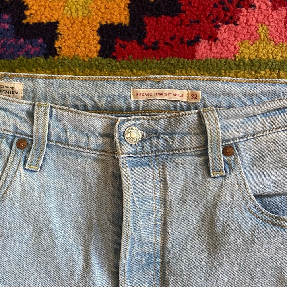 Levi’s ribcage straight ankle light wash blue jeans raw hem size 32 x 27 - Picture 3 of 8